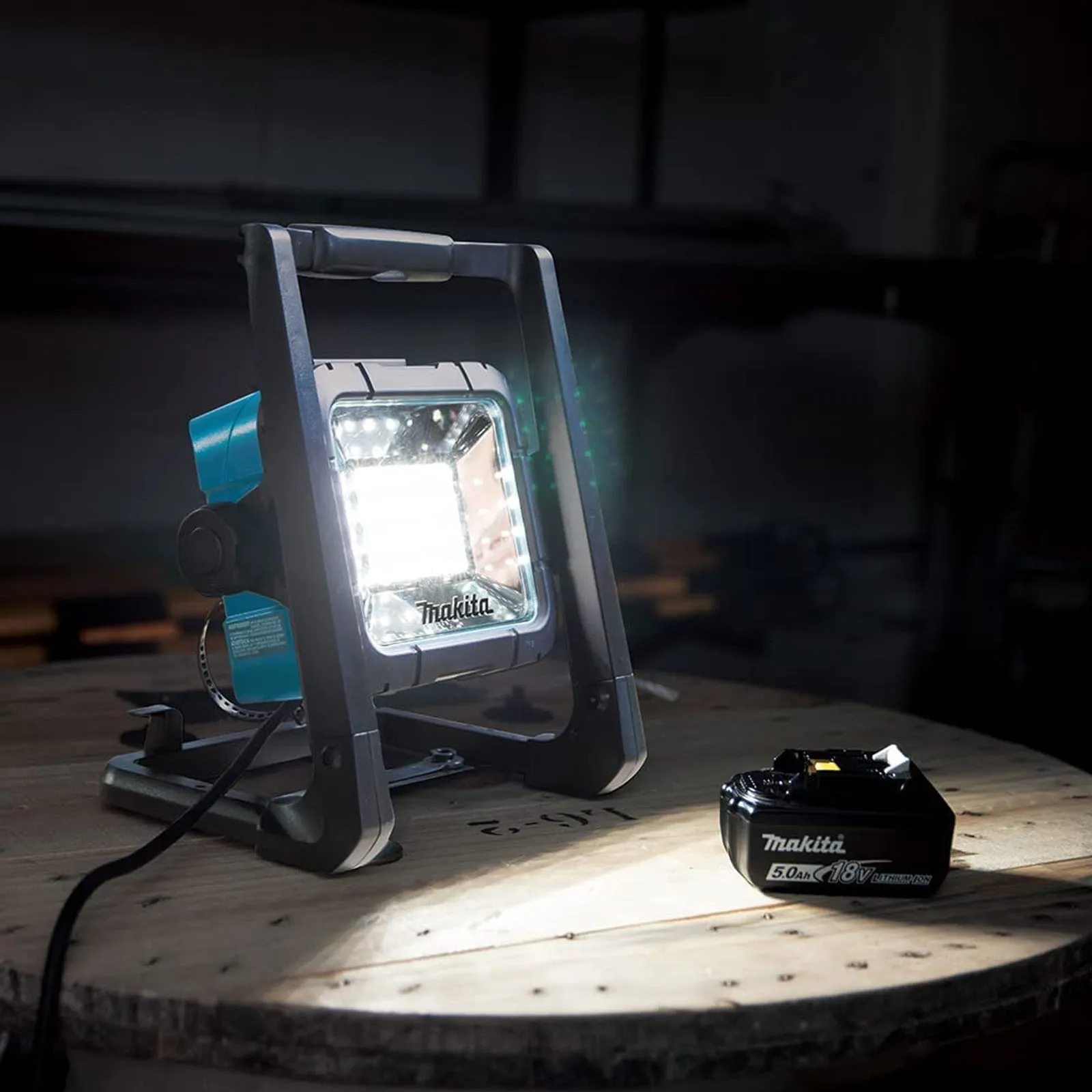 Faro 20 LED da Cantiere a Batteria 14,4V 18V MAKITA Cordless Luce Bianca 750 Lumen DML805 - immagine 9