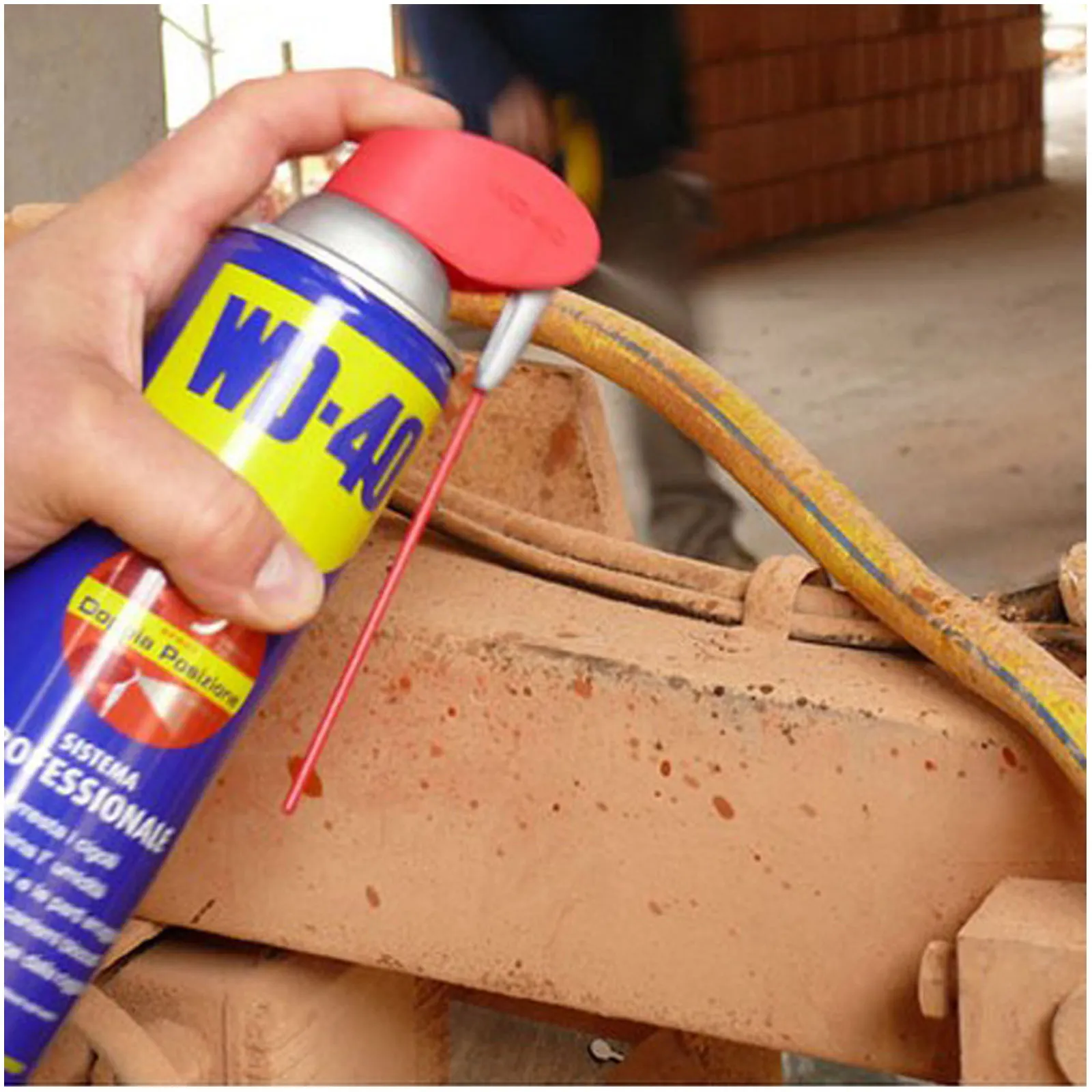 Sbloccante Spray Lubrificante Multiuso Multifunzione WD-40 in Bomboletta da 500ml con Cannuccia Doppia Posizione - immagine 9
